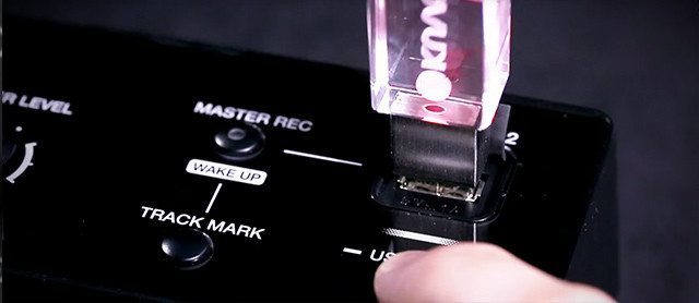 The second USB slot on the XDJ-RX